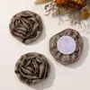 Tela Suave y Casual Rollo de Flor Plegada Satín Rosa DIY Broche de Flor para Cuello Manualidad Goma para el Cabello Accesorio para Ropa