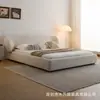 Cama de tela de algodón y lino minimalista italiana, adecuada para dormitorios principales y espacios amplios, con un marco de cama ancho y una base de madera maciza, una cama doble de pie