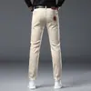 Outono/Inverno 2026 Marca Tendência de Luxo Leve Calça Jeans Longa Versátil Masculina Bordada Stretch Slim Fit Perna Reta Pequena