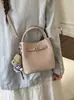 Bolsa de Mão Tipo Balde Simples e Versátil para Mulheres, Nova Moda Primavera 2026, Alta Qualidade, Bolsa de Ombro e Transversal de Luxo Leve