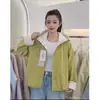 Chaqueta con capucha casual de nuevo estilo en colores caramelo para Primavera y Otoño 2026, con diseño único, versátil y juvenil, abrigo corto entallador para mujer