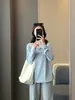 Camiseta Zedaijiai estilo coreano design outono inicial relaxada gola V pequena botão de madrepérola mistura de algodão manga longa básica para mulheres