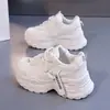 Zapatos de plataforma tipo "Dad shoes" de suela gruesa otoño 2026 nuevos zapatos deportivos versátiles ligeros que aumentan la altura para personas bajas casual 8508