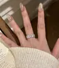Anel Estilo Old Money Francês com Trevo de Quatro Folhas da Sorte e Céu Estrelado, Anel de Banda Floral Levemente Luxuoso Cravejado com Diamantes para Mulheres
