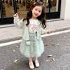 Traje para Niñas Primavera 2026 Nuevo Estilo Cárdigan Tejido para Bebé Camiseta Falda Corta Conjunto de Tres Piezas Ropa Casual de Primavera para Niños