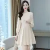 Vestido de otoño para mujer de longitud media, estilo diosa, encaje y gasa, por encima de la rodilla, elegante, entallado en la cintura, adelgazante, de manga larga, vestido base