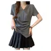 Camiseta Irregular de Manga Curta com Decote V Plus Size para Mulheres, Estilosa de Verão com Novo Design, Ajuste na Cintura, Top Aderente para Usar por Cima