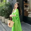 Novo vestido estilo chinês para mulheres, apresentando um design sofisticado e inspirado em Zen, com detalhes plissados, decote em V e uma silhueta solta e fluida, perfeito para férias