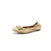 Sapatos femininos de bico quadrado, feitos de couro de carneiro de primeira camada, novo estilo primavera 2026, de bico baixo, com sola macia, slip-on retrô, sapatilhas de couro genuíno