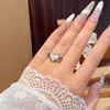 Anillo texturizado en forma de corazón para mujer, diseño único, anillo versátil, lujo ligero personalizado, sensación de alta gama, anillo para el dedo índice, forma pequeña de cubo de azúcar