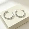 Brincos em forma de escada de diamante em forma de C, luxo leve, totalmente cravejados com zircônia, argolas abertas, dois tons de ouro e prata, sensação de alta qualidade, brincos para o dia a dia