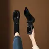 Botas Afuniladoras Elásticas Patchwork de Couro Patente Outono/Inverno 2026 Novas para Mulheres Bico Quadrado Salto Bloco Laço Temperamento Afunilador Sapatos da Moda
