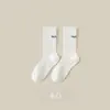Calcetines para Hombre para Primavera y Otoño, Calcetines de Media Pantorrilla, Resistentes al Olor, Absorbentes del Sudor, Calcetines Deportivos Largos, Calcetines de Baloncesto para Niños, Calcetines Largos Negros y Blancos, Estilo Ins Moderno