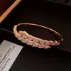 Pulseira com Fecho Trapezoidal Interligado Banhada a Ouro Real 18K com Design Único, Personalidade de Nicho, Joia Versátil Vintage para Mulheres