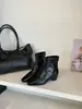 Botas curtas de moda estilo retrô coreano com salto plataforma para mulheres, novo modelo outono e inverno 2026, elegantes botas justas com zíper nas costas