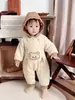 Mameluco acolchado con capucha estilo coreano para bebé con aplicación de oso, conjunto de algodón de invierno para recién nacido, traje para gatear para salidas de bebé