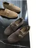 ¡Hebilla dorada pequeña! La colección otoño/invierno 26 es muy esperada. Mocasines retro de piel de becerro mate, zapatos casuales de una sola pieza, H091515