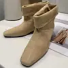 Botines cuadrados de tacón interior negro estilo europeo y americano para mujer, colección otoño 2026, botines cortos de moda con diseño vuelto, versátiles y adelgazantes