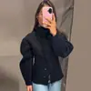 Ropa de mujer transfronteriza: elegante y versátil, adecuado para el trabajo, con cuello alto, cierre de broches, cintura entallada, longitud corta y corte ajustado, hecho de tejido de lana, para otoño e invierno, al por mayor en estilos europeos y americanos