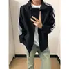 Chaqueta de vuelo azul marino con tres rayas para hombre, estilo corto con cuello alto, chaqueta de béisbol, cortavientos de caparazón blando estilo americano