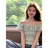 Camiseta Curta de Manga Curta Off-Shoulder Verde com Bolinhas 2*2 Personalizável para Mulheres, Design de Verão com Ombros à Mostra Únicos e Bonitos, Top Puro e Elegante