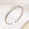 Pulsera Abierta en Forma de C de Acero Inoxidable de Lujo Accesible Transfronterizo Tohm para Mujer, Simple, Retro, Chapado en Acero de Titanio, Oro Real, No se Desvanece, Joyería para la Mano