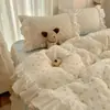 Juego de ropa de cama de cuatro piezas estilo coreano de terciopelo de leche grado A, que incluye una falda de cama, funda de edredón y sábana, adecuado para dormitorios de estudiantes, con un tejido más grueso y denso para uso en invierno