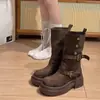 Outono/Inverno 2026 Novas Botas Curtas de Couro Retrô Maillard com Fivela, Solado Grosso, Aumento de Altura, Botas de Cavaleiro de Cano Médio, Sapatos Individuais de Couro Macio