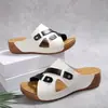 Chinelo Rasteirinha Fivela Tamanho Grande Europeu e Americano Transfronteiriço Feminino Verão 2025 Novo Salto Anabela Sola Grossa Bico Aberto Mule