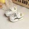 Zapatos modernos para niños pequeños 2026 para primavera y otoño, zapatos de bebé para niños y niñas, zapatos casuales de suela blanda, zapatos blancos para niños, zapatos deportivos transpirables