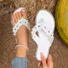 Sandálias decorativas de flor estilo novo 2026 transfronteiriças europeias e americanas, sapatos femininos de tamanho grande, moda praia, atacado de pérolas, tamanho grande