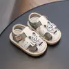 Sapatos de Caminhada para Bebê Jingqi Verão 2026 Novos Sandálias de Solado Macio para Menina Sapatos Squeaky Respiráveis Antiderrapantes com Desenhos