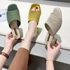 Sandalias y pantuflas de tacón medio para mujer 2023 Verano nuevo versión coreana de moda exterior tejida voladora sandalias y pantuflas para mujer venta al por mayor generación