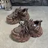 Zapatos de papá con suela gruesa que aumentan la altura, estilo popular para mujer para personas bajas, otoño 2026, con cordones, estilo europeo, zapatos súper modernos, pedrería, moda, deportivos