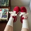 Zapatos de Manzana Roja para Niñas 2026 Nuevos Zapatos de Ballet Casuales Transpirables de Verano Estilo Vintage con Suela Fina, Zapatos de Entrenamiento Alemanes Extremadamente Atractivos