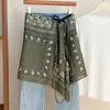 Falda floral retro con cordones y diseño en capas de estilo étnico verde oliva, adecuada para el uso diario de mujeres, con pañuelo de seda y cinturón