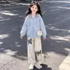 Conjunto de Jaqueta com Capuz e Zíper de Manga Longa para Meninas Primavera e Outono 2026 Combinado com Calças Casuais de Design Retrô