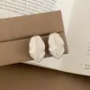 Pendientes geométricos irregulares de gota de aceite con diseño de hoja, simples y exquisitos, para mujer, diseño único con una personalidad distintiva.