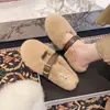 Pantuflas de Birkenstock blancas de suela plana y peludas para mujer, aptas para usar en exteriores, con forro polar añadido para mayor calidez, estilo slip-on, modernas, nuevas para otoño e invierno, de punta cerrada, de algodón.
