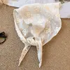 Lenço Triângulo Bordado com Flor e Xadrez Retro Francês para Mulheres, Lenço de Cabeça Estilo Pastoral Primavera e Verão, Tiara Triangular, Acessório de Cabeça, Lenço de Seda