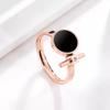 Joyería de Acero Inoxidable Moda Europea y Americana. Anillo de Acero de Titanio para Mujer de Oro Rosa de 18K con Concha Negra Comercio Electrónico Transfronterizo Anillo para Dedo Índice Chapado en Oro