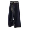 Jeans de pierna ancha de tiro alto color azul oscuro hechos a medida para mujer con pañuelo de seda estampado de leopardo, colección otoño 2026, con cinturón y puños con ribete de encaje