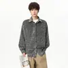 Camisa jacquard com estampa de labirinto estilo americano, nova coleção outono 2026 masculina, camisa casual de manga longa com corte solto, peça versátil para o outono