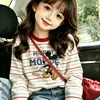 Camiseta de Algodão Puro Listrada de Manga Longa Nova para Meninas para Crianças Médias e Grandes Estilosa Estampa de Desenho Animado Solta Camada Base Tendência