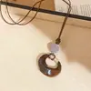 Collar de cordón de cuero con perla cuadrada de acrílico, estilo vintage y artístico, cadena para suéter, diseño único, joyería de lujo ligera, venta al por mayor