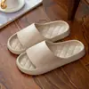 Zapatillas Estilo 2026 Cuadros "Sensación de Pisar Mierda" Frescas Moldeadas de Una Pieza Antideslizantes Silenciosas para Hogar Baño Chanclas En Stock Venta al Por Mayor