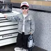 Chaqueta de mezclilla desgastada estilo retro americano para niños, nuevo modelo 2026, artículo popular de moda este año, chaqueta de otoño elegante para niños