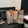 Bolso de mano tejido de gran capacidad para mujer, nuevo modelo 2026, adecuado para vacaciones en la playa, bolso tote tejido casual, bolso de hombro a rayas