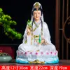 A estátua de Buda de Miaoshan Guanyin Bodhisattva é venerada na imitação de mármore branco, Guanyin Bodhisattva do Mar da China Meridional, sentada em lótus em casa e cuidando do Taoísta