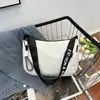 Bolsa de lona de nylon de gran capacidad para mujer, nuevo bolso de hombro de moda 2024, bandolera versátil de correa ancha tipo almohada para almacenamiento